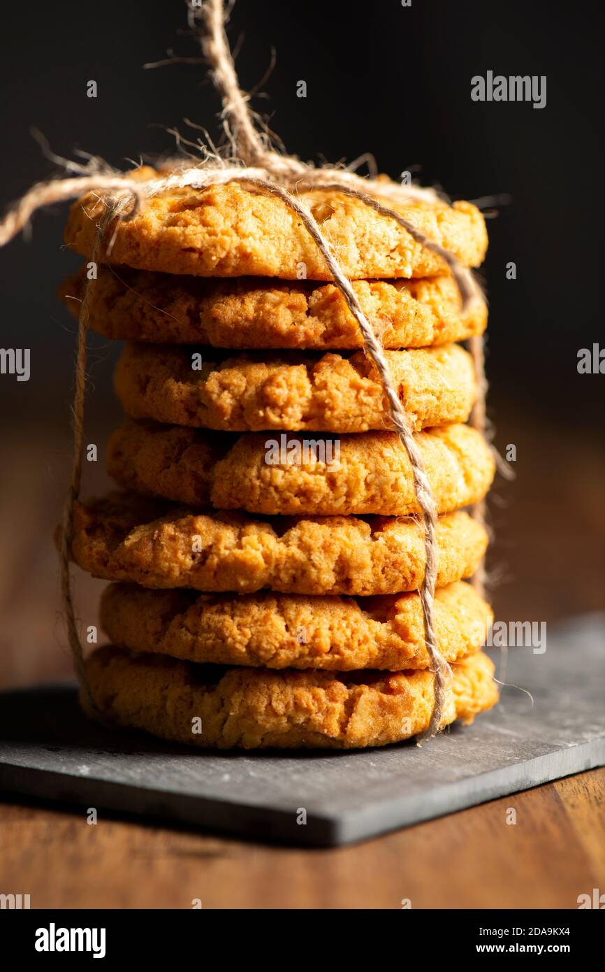 Délicieux biscuits traditionnels australiens Anzac, cuisine de fond. Banque D'Images