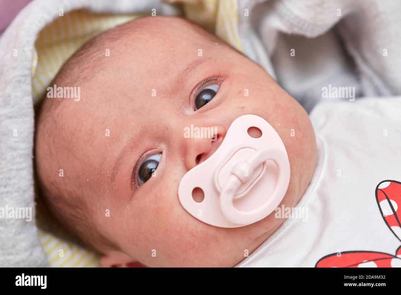 sucette bébé dans la bouche d'un bébé d'un mois. gros plan. faible  profondeur de mise au point, mise au point sélective Photo Stock - Alamy