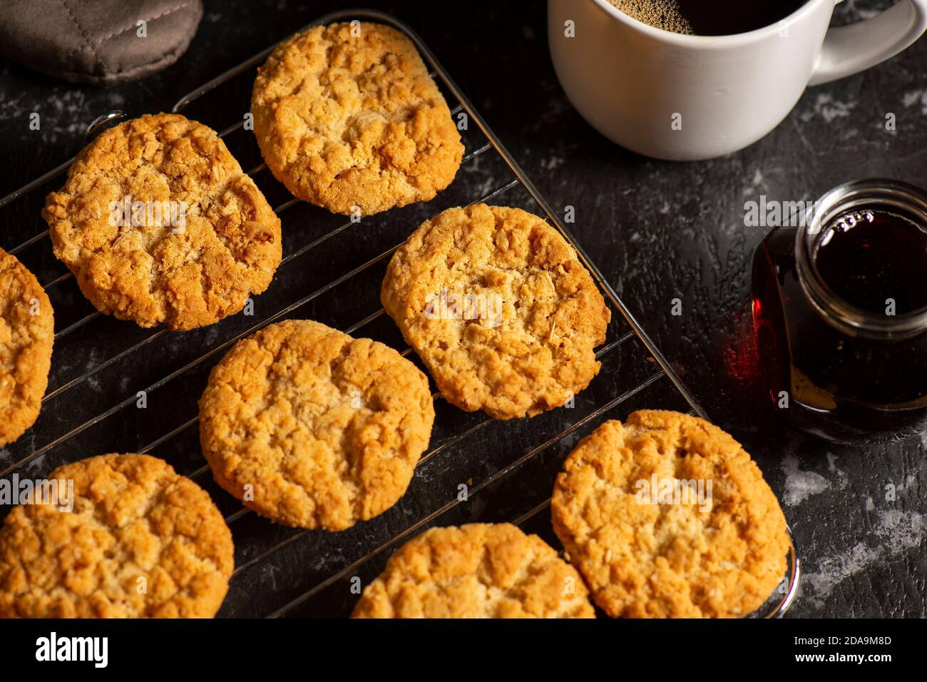 Délicieux biscuits traditionnels australiens Anzac, cuisine de fond. Banque D'Images