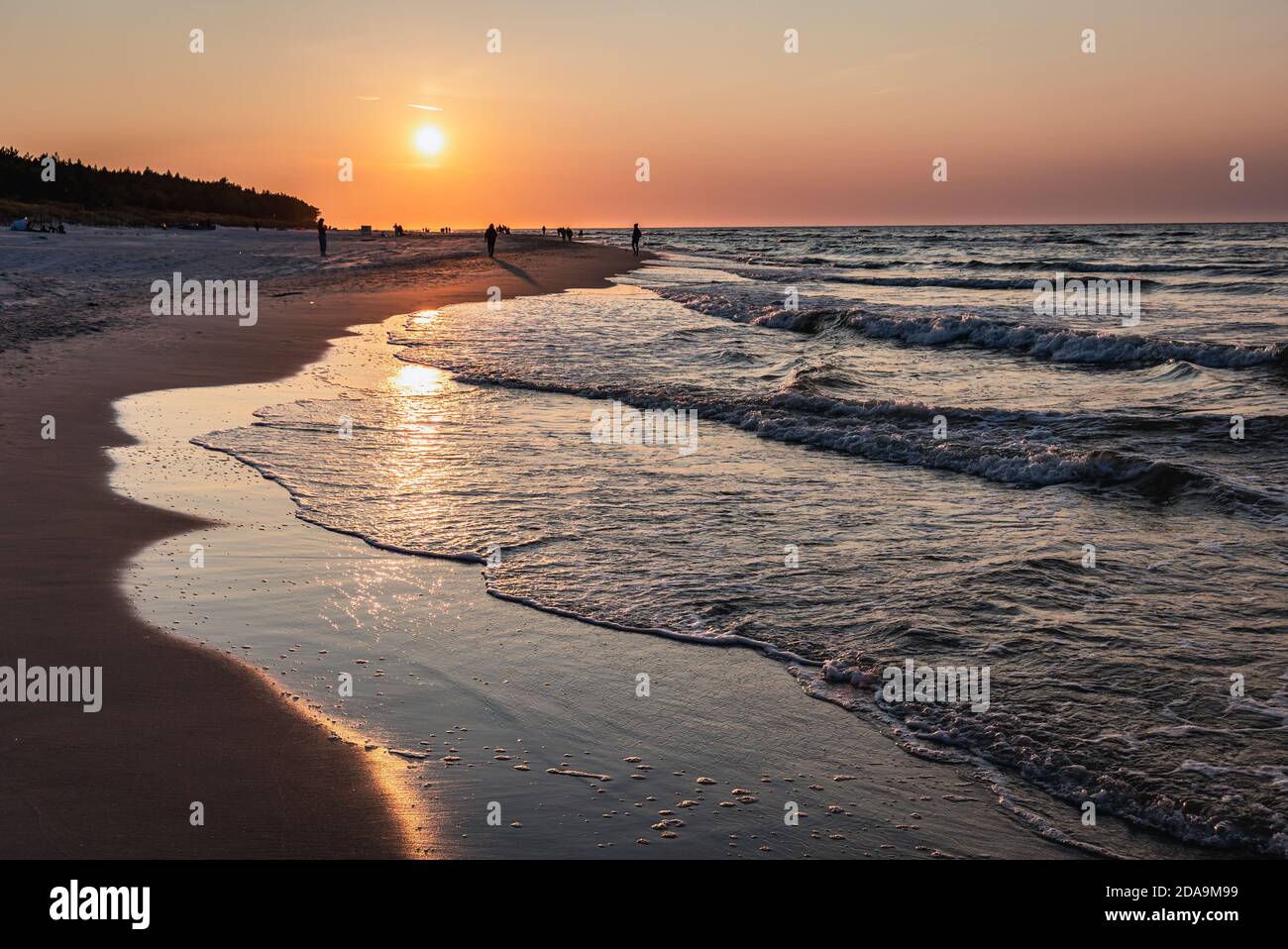 Vagues de la mer Baltique dans le village de Debki dans le district administratif de Gmina Krokowa, dans le comté de Puck, Voivodeship de Poméranie, dans le nord de la Pologne Banque D'Images