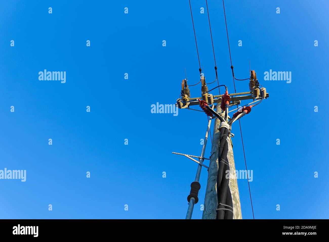 lignes électriques et connexions sur un poteau en bois. poste électrique en bois contre ciel bleu. Lignes et fils électriques à ciel bleu. Banque D'Images