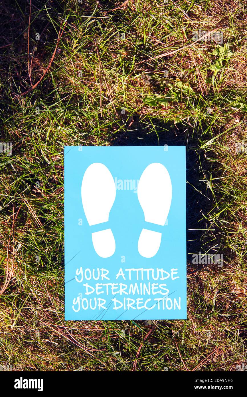 Votre Attitude Determine Votre Message De Direction Ecrit Sur Le Papier Avec L Empreinte Sur Le Fond De L Herbe Citation Inspirante Dans Le Monde Des Affaires Ou De La Vie Photo Stock