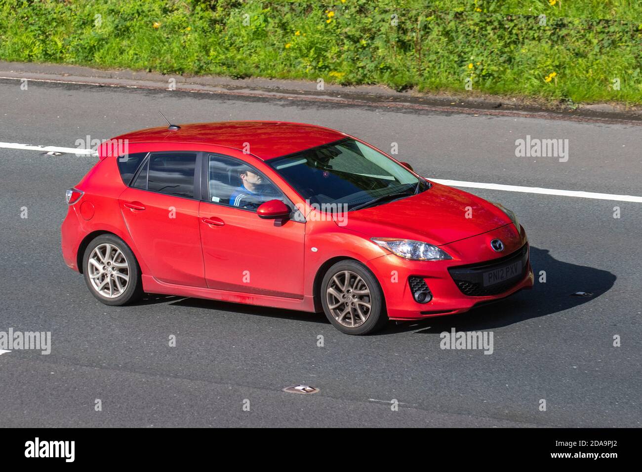 2012 rouge Mazda 3 Sport D ; circulation automobile, véhicules en mouvement, voitures, véhicules roulant sur les routes britanniques, moteurs, conduite sur l'autoroute M6 réseau routier britannique. Banque D'Images
