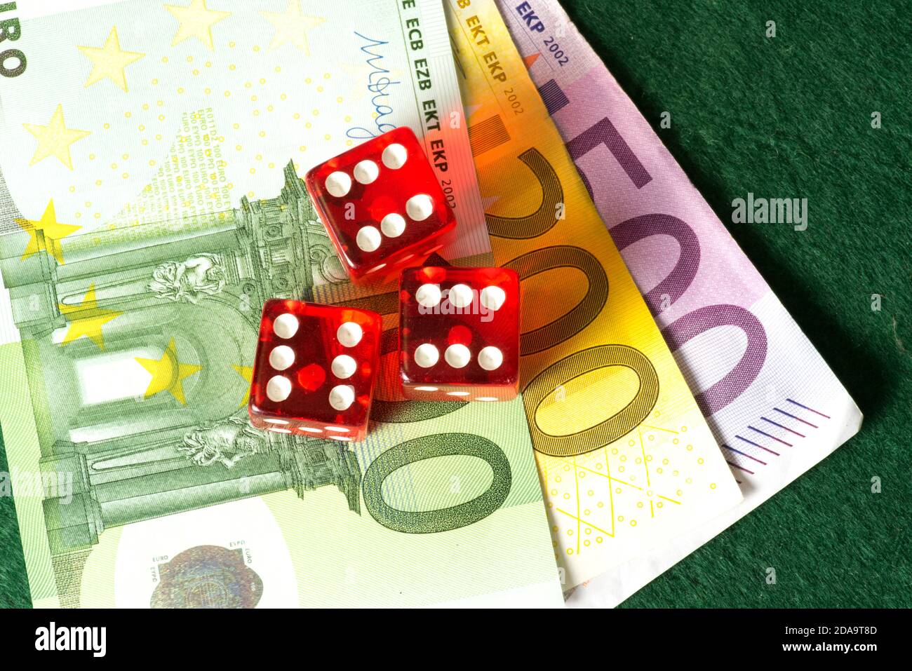 Dés de jeu et argent Banque D'Images