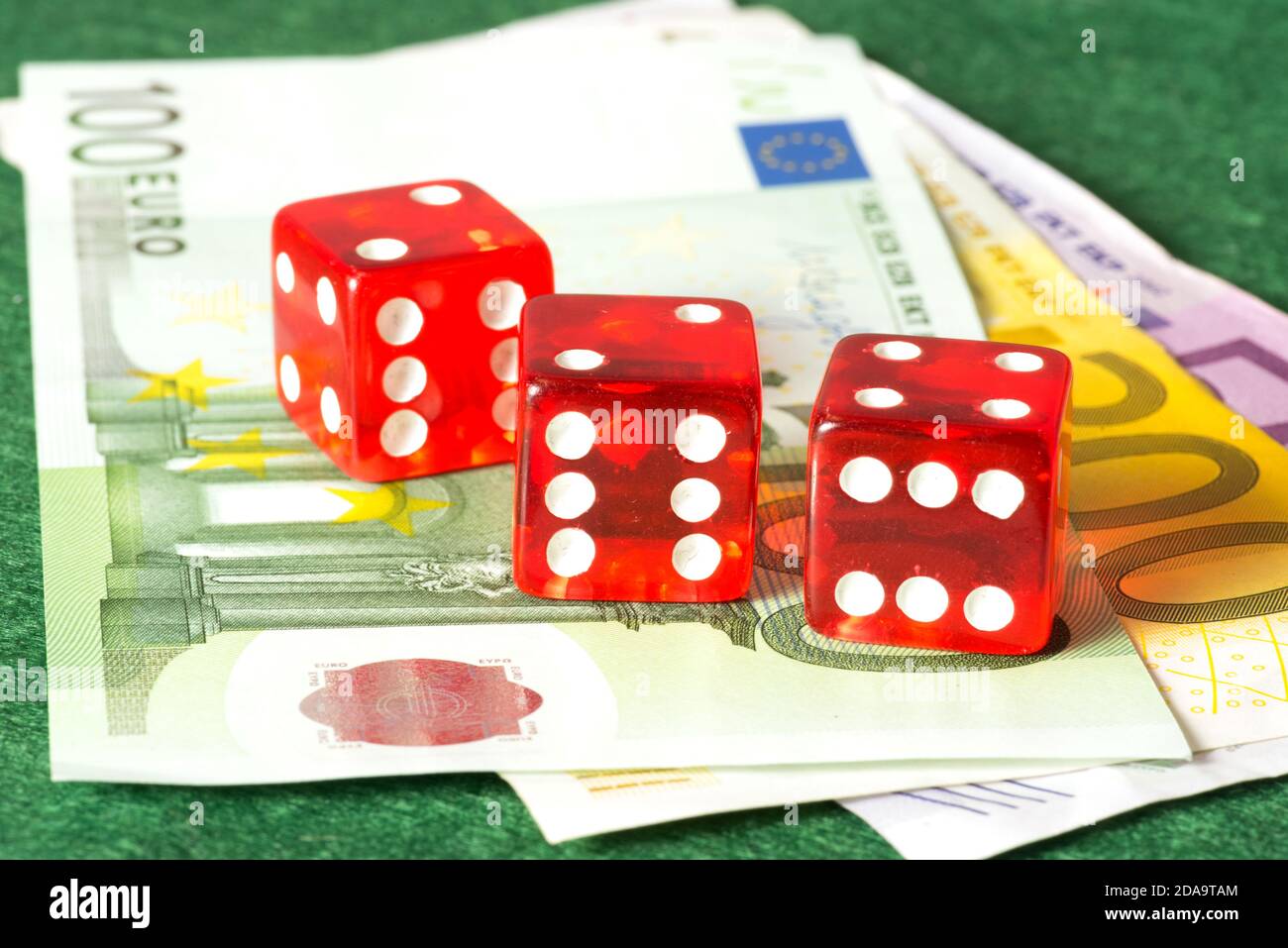 Dés de jeu et argent Banque D'Images