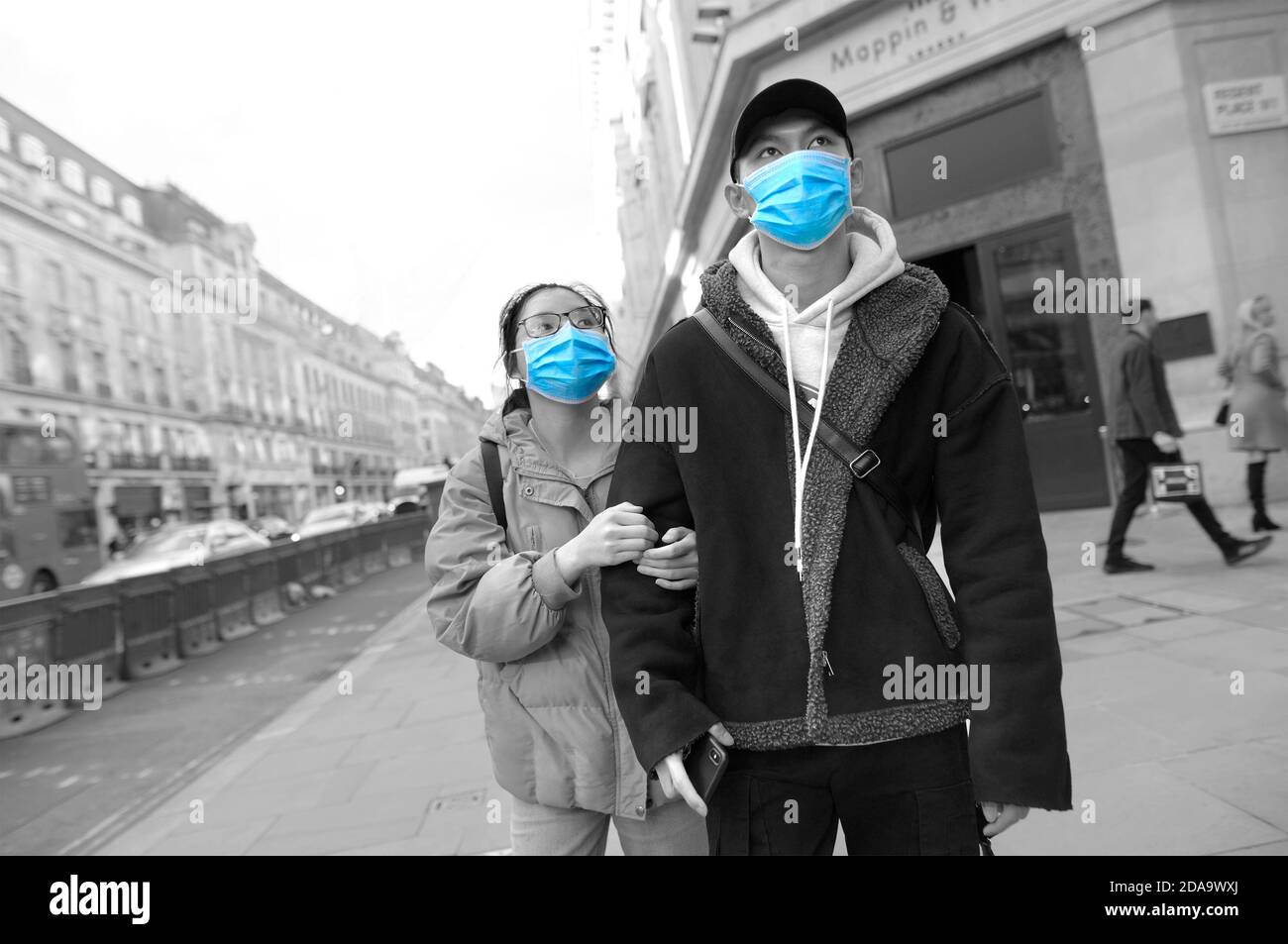 Londres, Angleterre, Royaume-Uni. Des jeunes couples asiatiques magasinent dans le West End pendant la pandémie de COVID, novembre 2020 Banque D'Images
