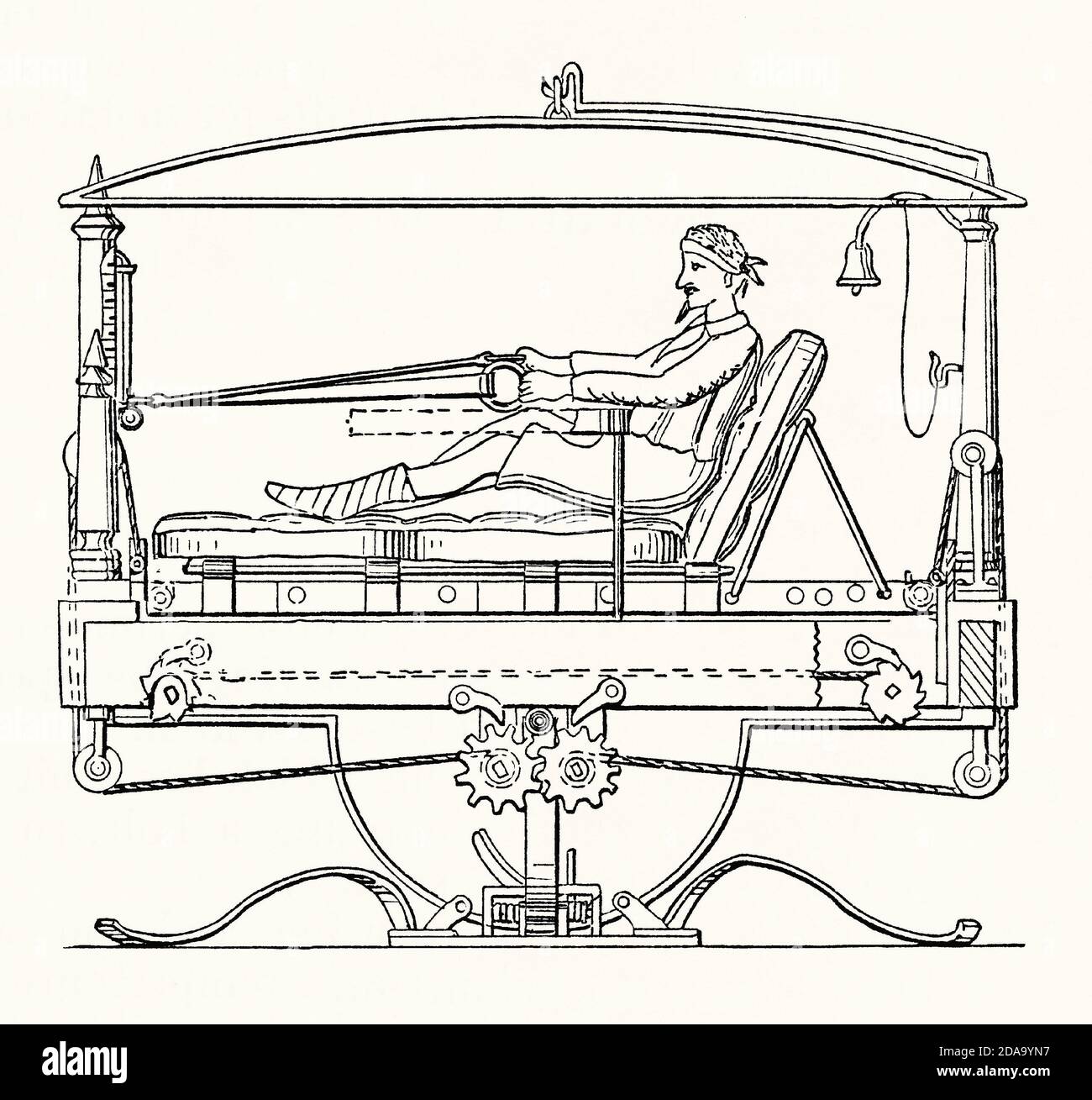 Une ancienne gravure d'appareils d'exercice. Il est issu d'un livre victorien d'ingénierie mécanique des années 1880. L'exemple illustré est celui d'un homme alité sur un mécanisme de lit spécial. Il utilise un système de poulie à corde à ressort, semblable à une machine à ramer moderne, avec l'homme qui utilise ses bras pour maintenir le corps mobile et pour fléchir et étendre les muscles de jambe pendant la rééducation – sa jambe gauche est en plâtre. Le matelas se déplace vers l'avant et vers l'arrière et le lit entier bascule sur ses centres. Banque D'Images