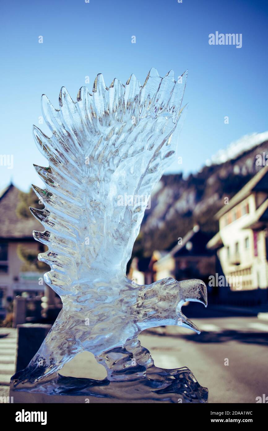 Sculpture sur glace dans la ville des Alpes françaises, la Chapelle d'abondance Banque D'Images