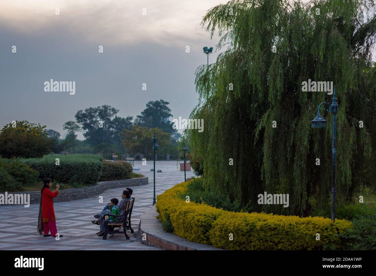 Islamabad / Pakistan - 2 novembre 2015 : une famille prend des photos dans le parc Lake View à côté du lac Rawal. Banque D'Images
