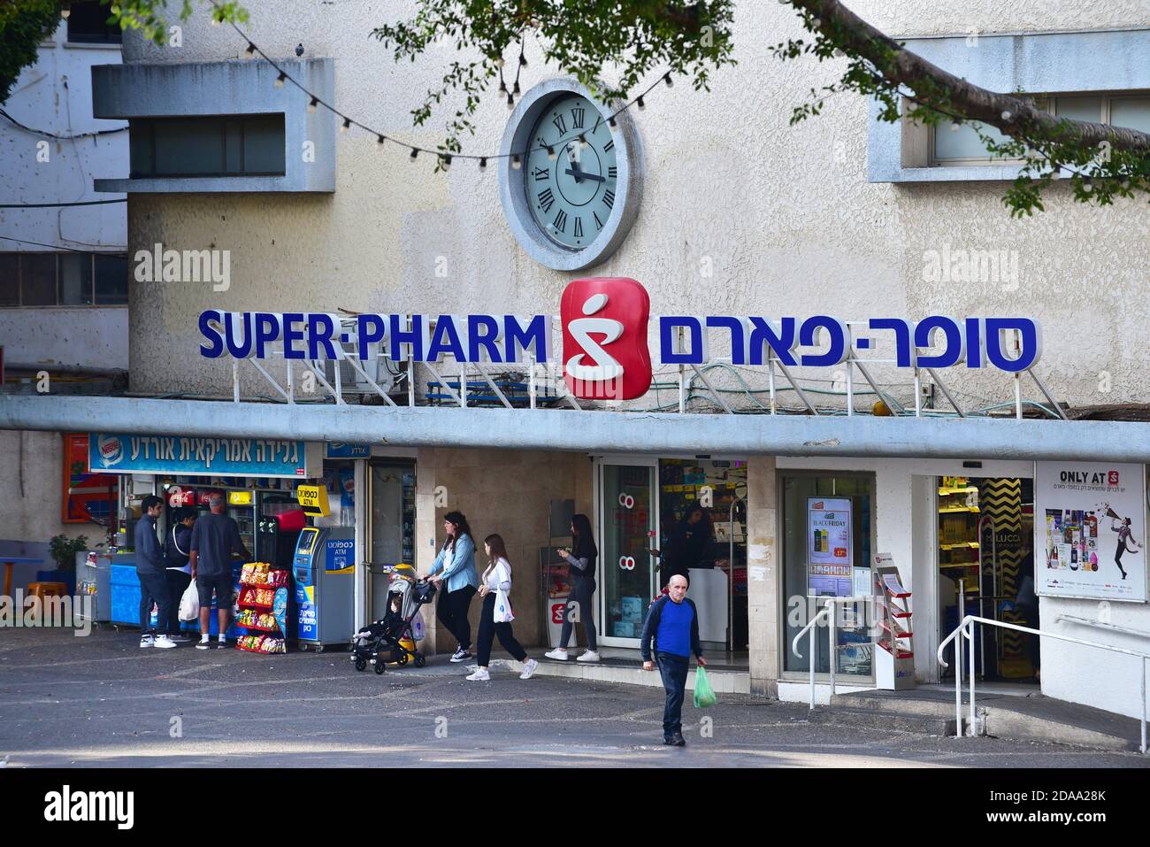 Pharmacie dans Bauhaus bâtiment à Ramat Gan Banque D'Images