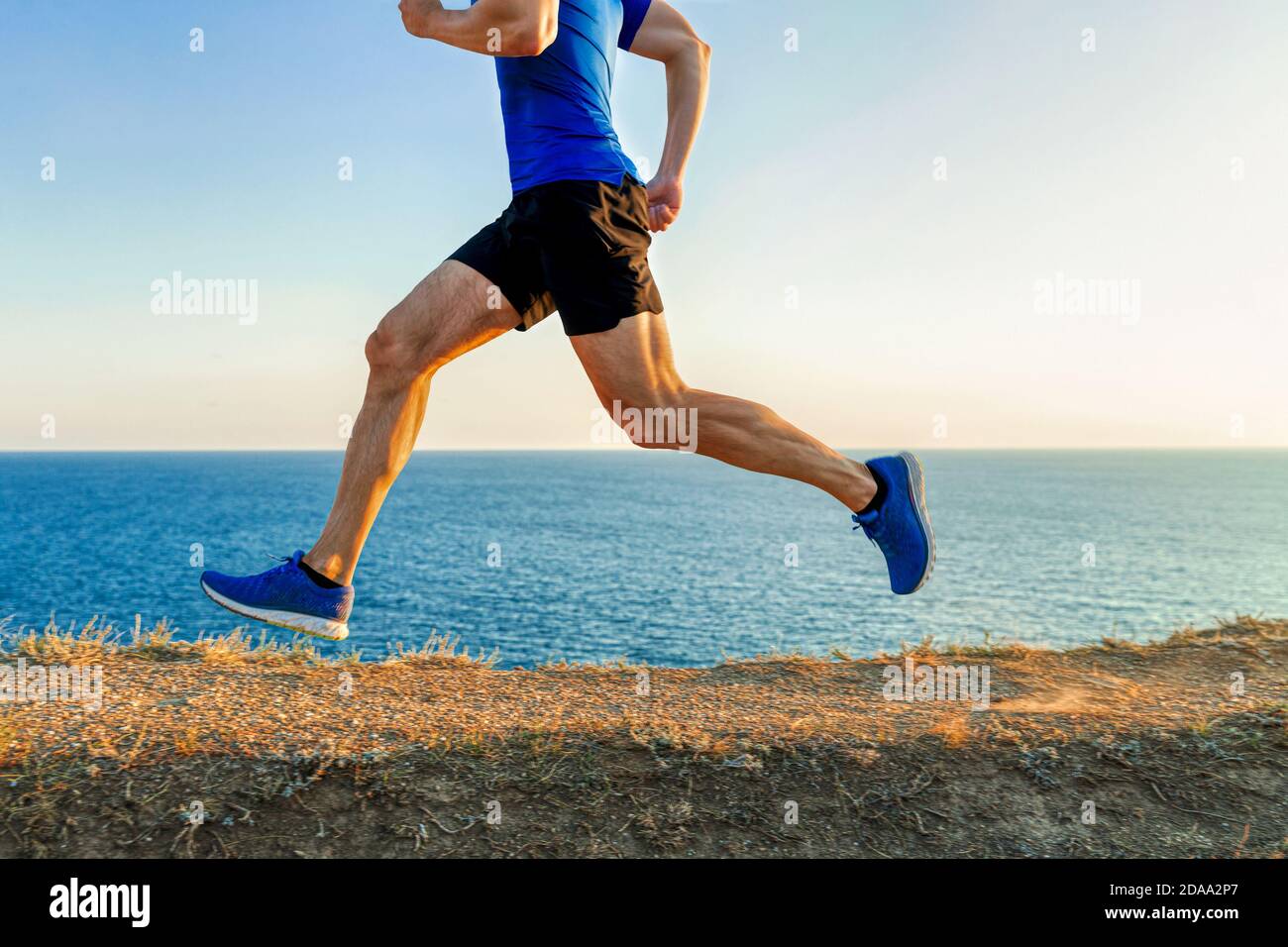 homme mature chemin de montagne en arrière-plan de la mer et le ciel Banque D'Images