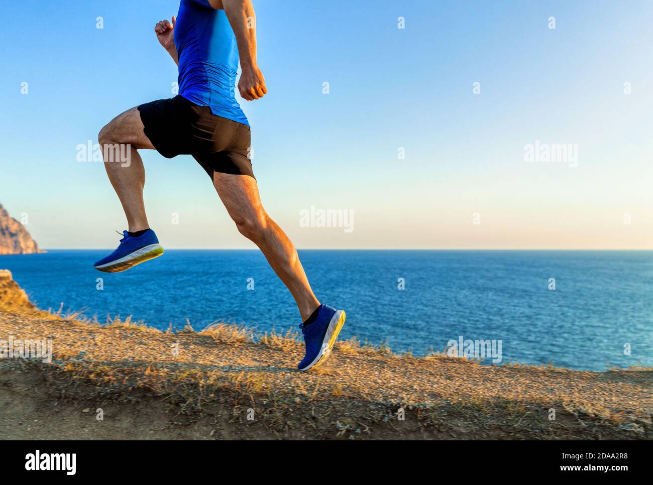 homme athlète coureur montant en arrière-plan de la mer et ciel Banque D'Images