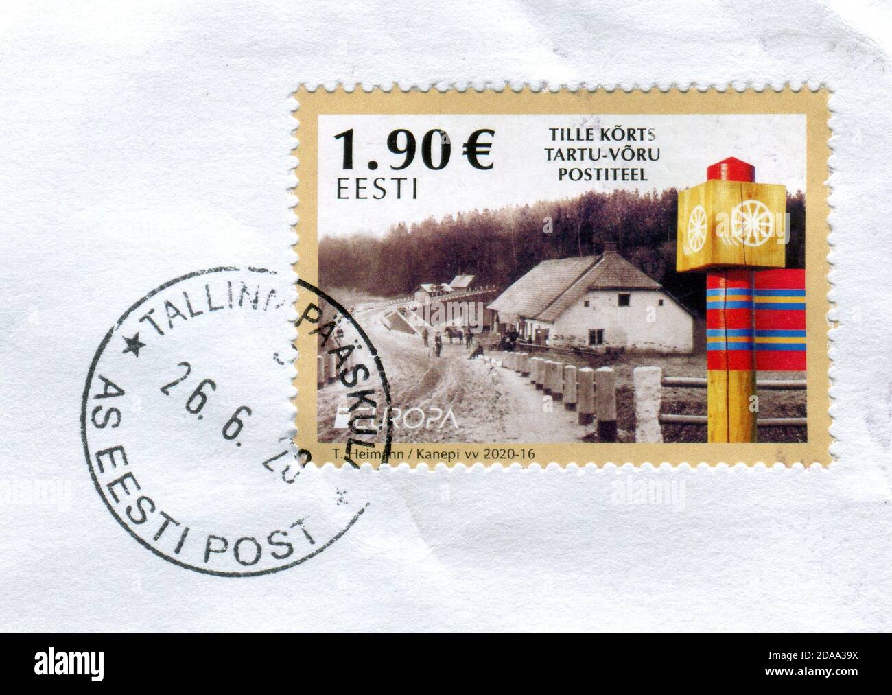 GOMEL, BÉLARUS, 11 NOVEMBRE 2020, Timbre imprimé en Estonie montre une image du postiteel de Tille korts tartu-voru, vers 2020. Banque D'Images
