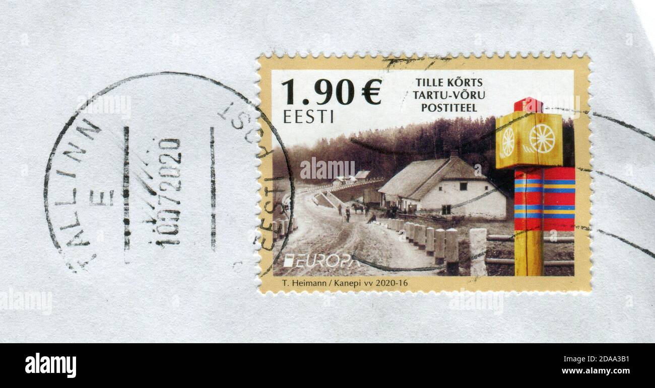 GOMEL, BÉLARUS, 11 NOVEMBRE 2020, Timbre imprimé en Estonie montre l'image du postiteel de Tille korts tartu-voru, vers 2020. Banque D'Images