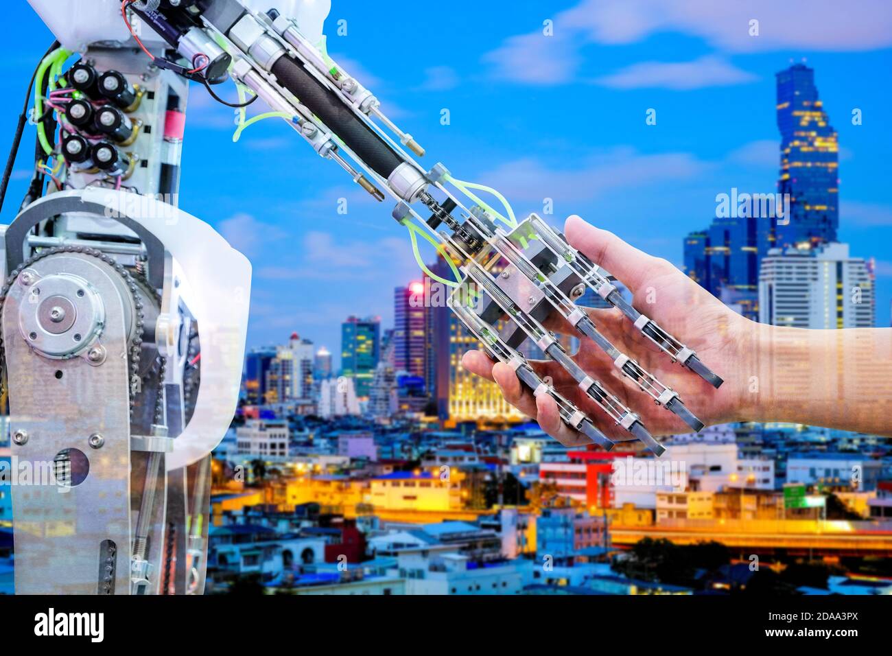 Ai robot poignée de main avec humain pour rejoindre le travail d'équipe sur construction floue sur fond bleu Banque D'Images