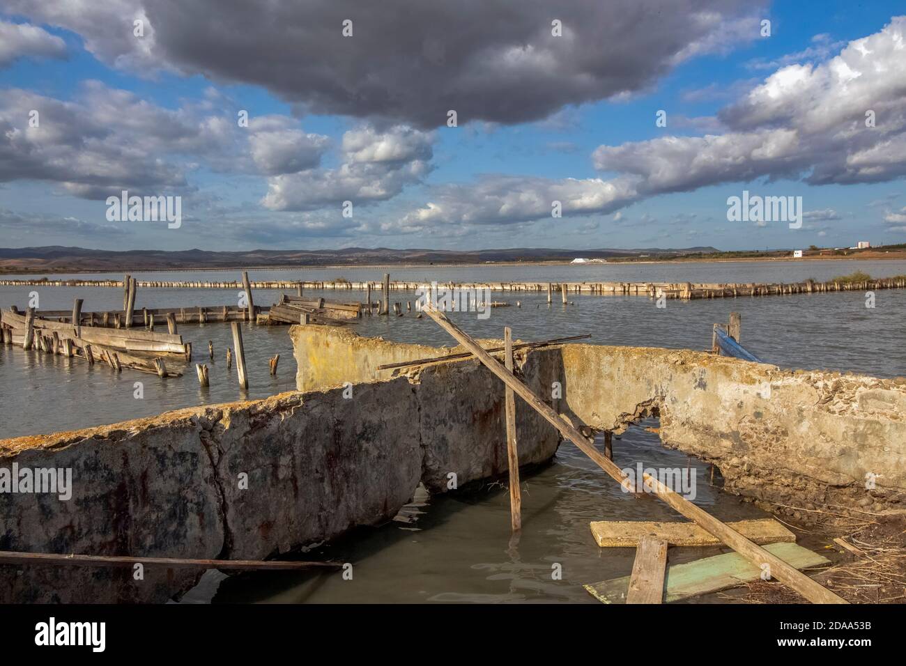 Des bains de sel détruits dans le lac Atanasovsko sous un ciel nuageux et spectaculaire. Banque D'Images