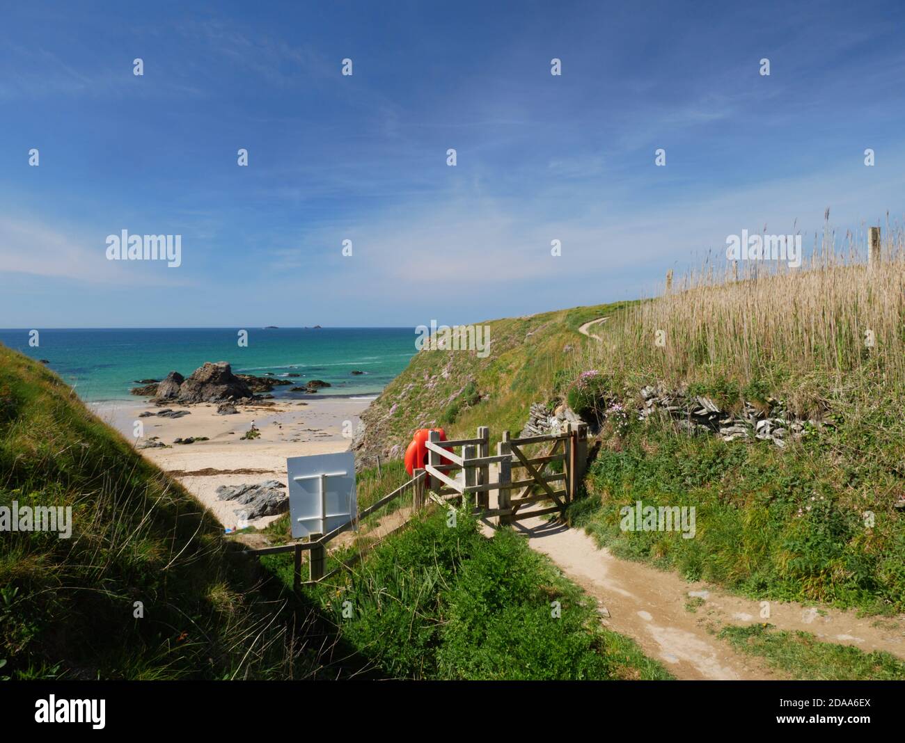 Le sentier côtier de Porth Mear près de la baie de Porthcothan, en Cornouailles. Banque D'Images