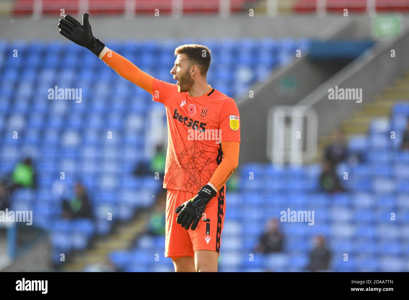 Angus Gunn #1 de Stoke City dirige ses joueurs Banque D'Images