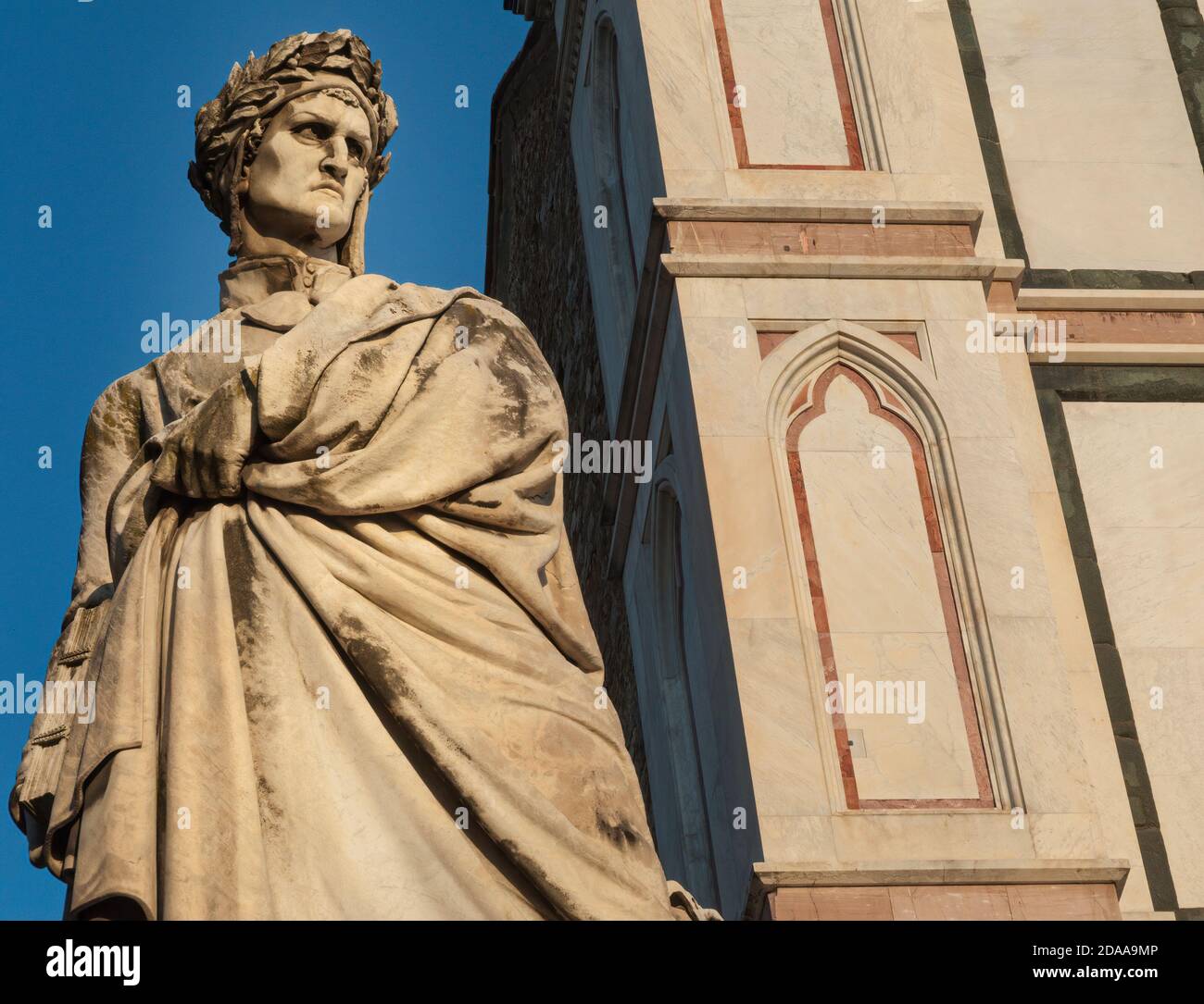 Statue du poète de la Renaissance Dante Alighieri à Florence, à côté de la basilique de Santa Croce. Banque D'Images