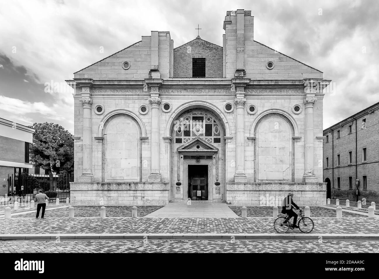 Vue vintage en noir et blanc de la façade du temple de Malatesta, du Duomo et de la cathédrale de 1809 avec le titre de Santa Colomba, Rimini, Italie Banque D'Images