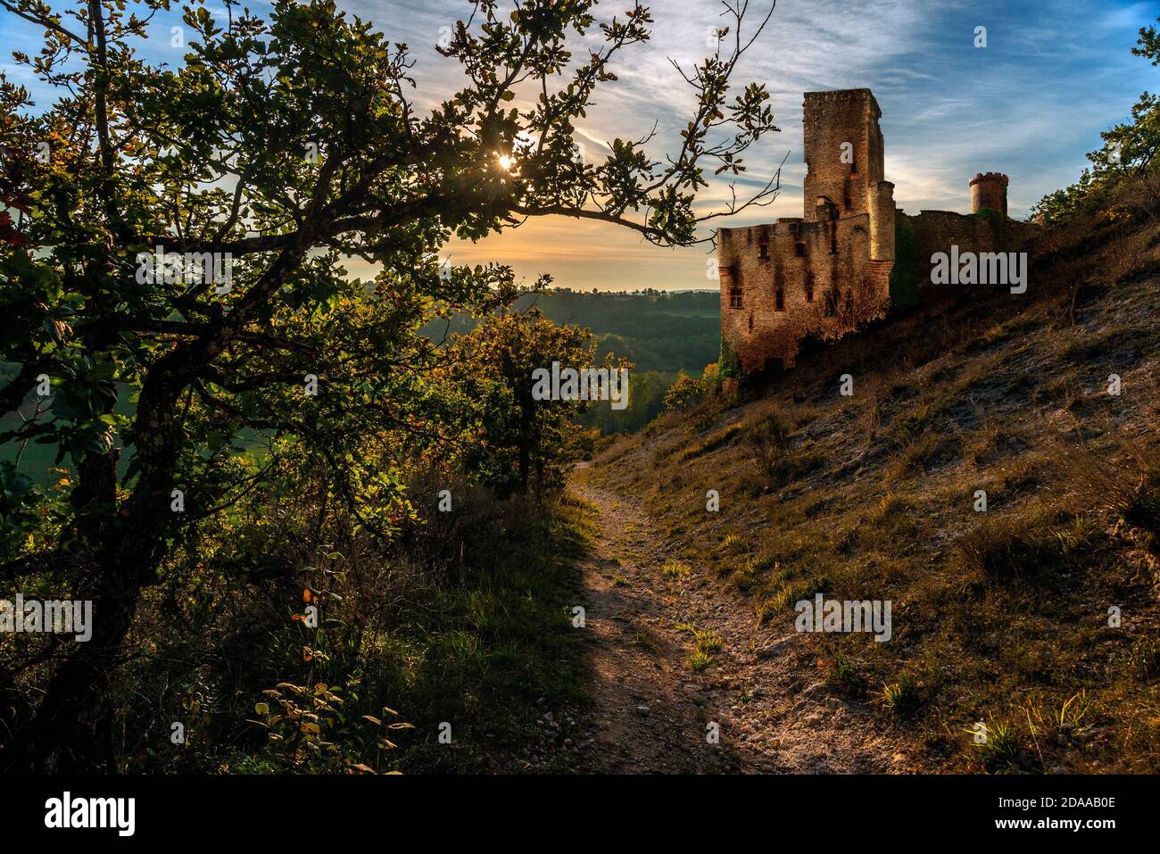 Une image générique (fabriquée) d'un château médiéval brûlé et abandonné quelque part dans le sud de la France pendant la croisade albigésienne. Banque D'Images