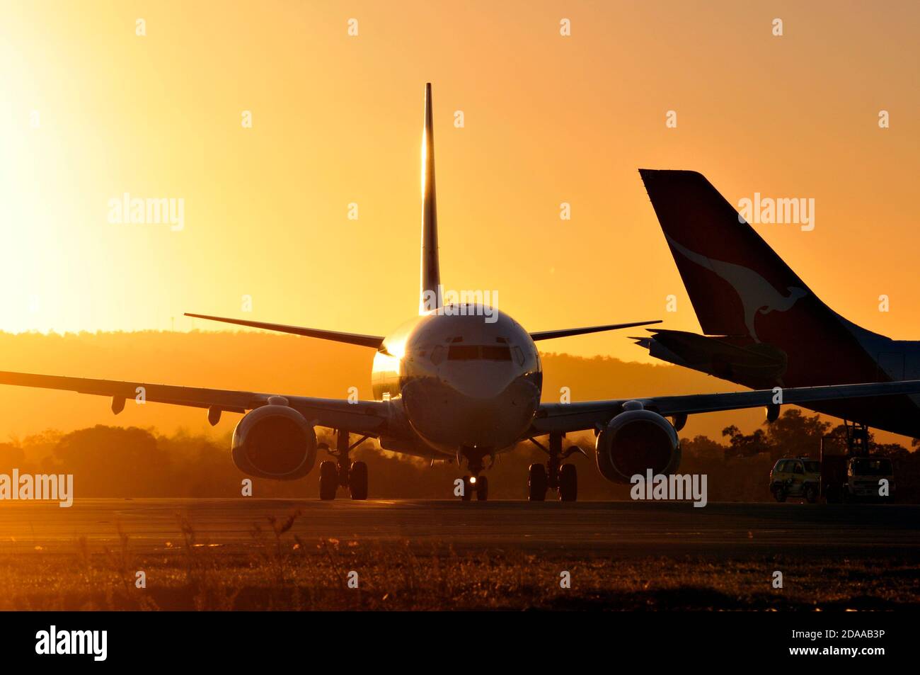 Silhoueté queues de avions de ligne au coucher du soleil à un aéroport, Banque D'Images