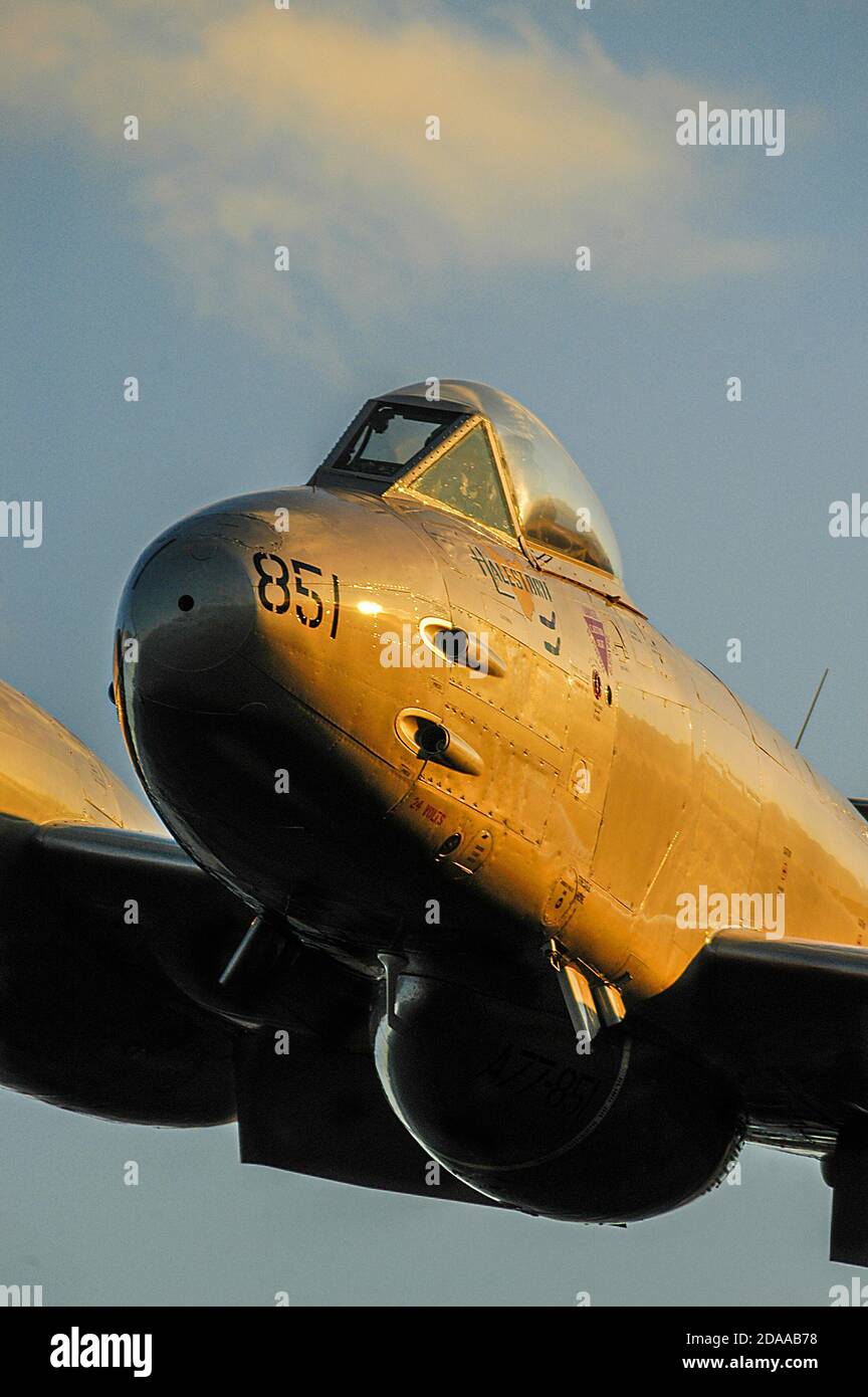 Un gros plan air à air portrait d'un chasseur à jet d'époque Gloster F.8 Meteor Coréen de guerre. Banque D'Images