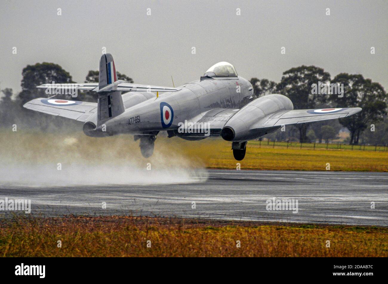 Vue arrière d'un avion de chasse coréen Gloster Meteor F.8 qui s'envol sous la pluie. Banque D'Images