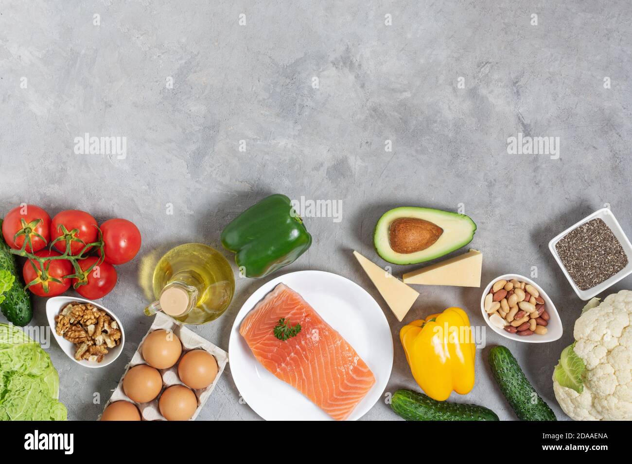 Ingrédients pour régime cétogène vue de dessus sur table en béton gris. Saine alimentation, diète les bonnes graisses et les protéines. Banque D'Images