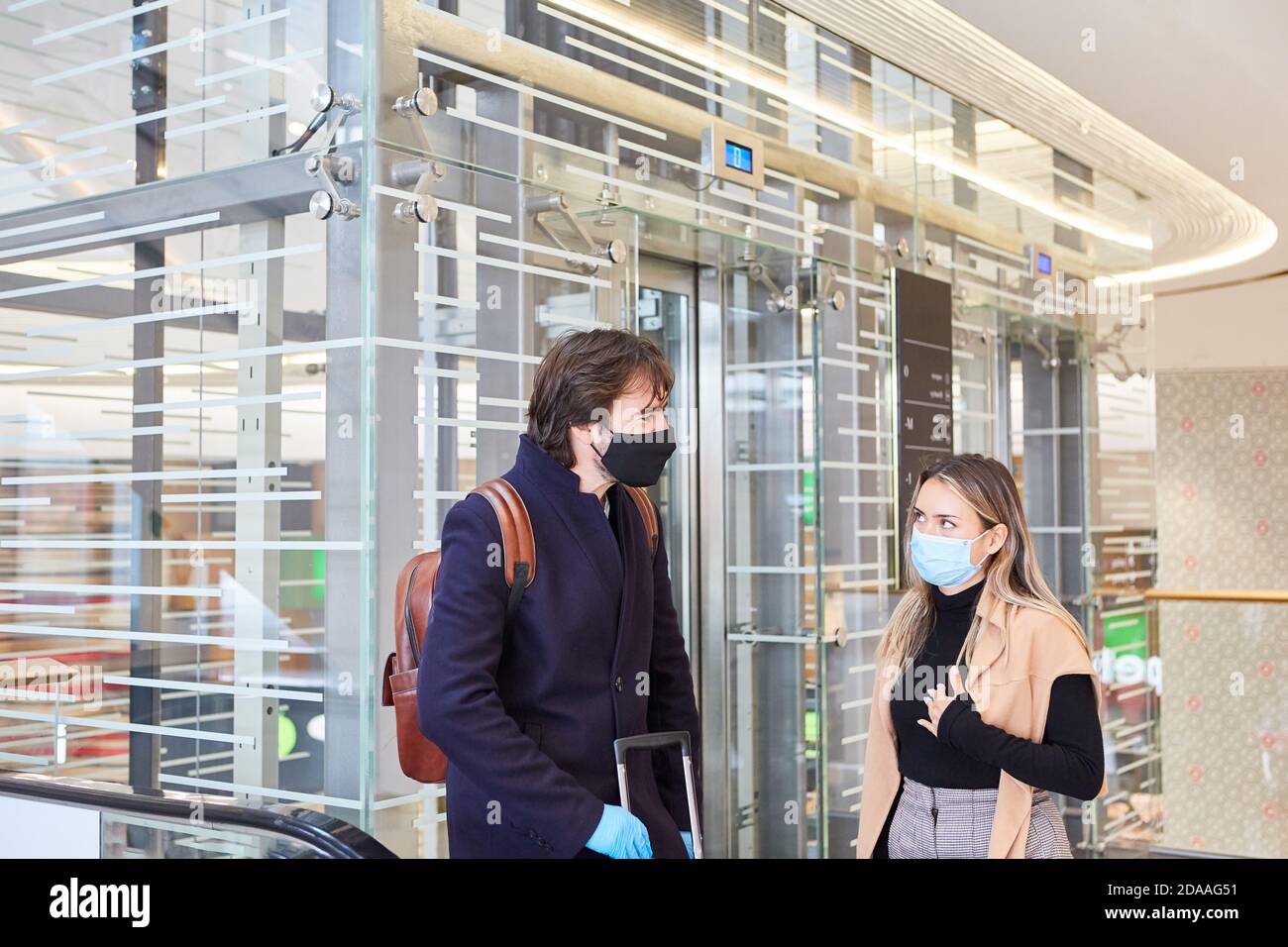Les gens d'affaires avec masque facial lors d'un voyage d'affaires dans le aéroport pendant la pandémie Covid-19 Banque D'Images