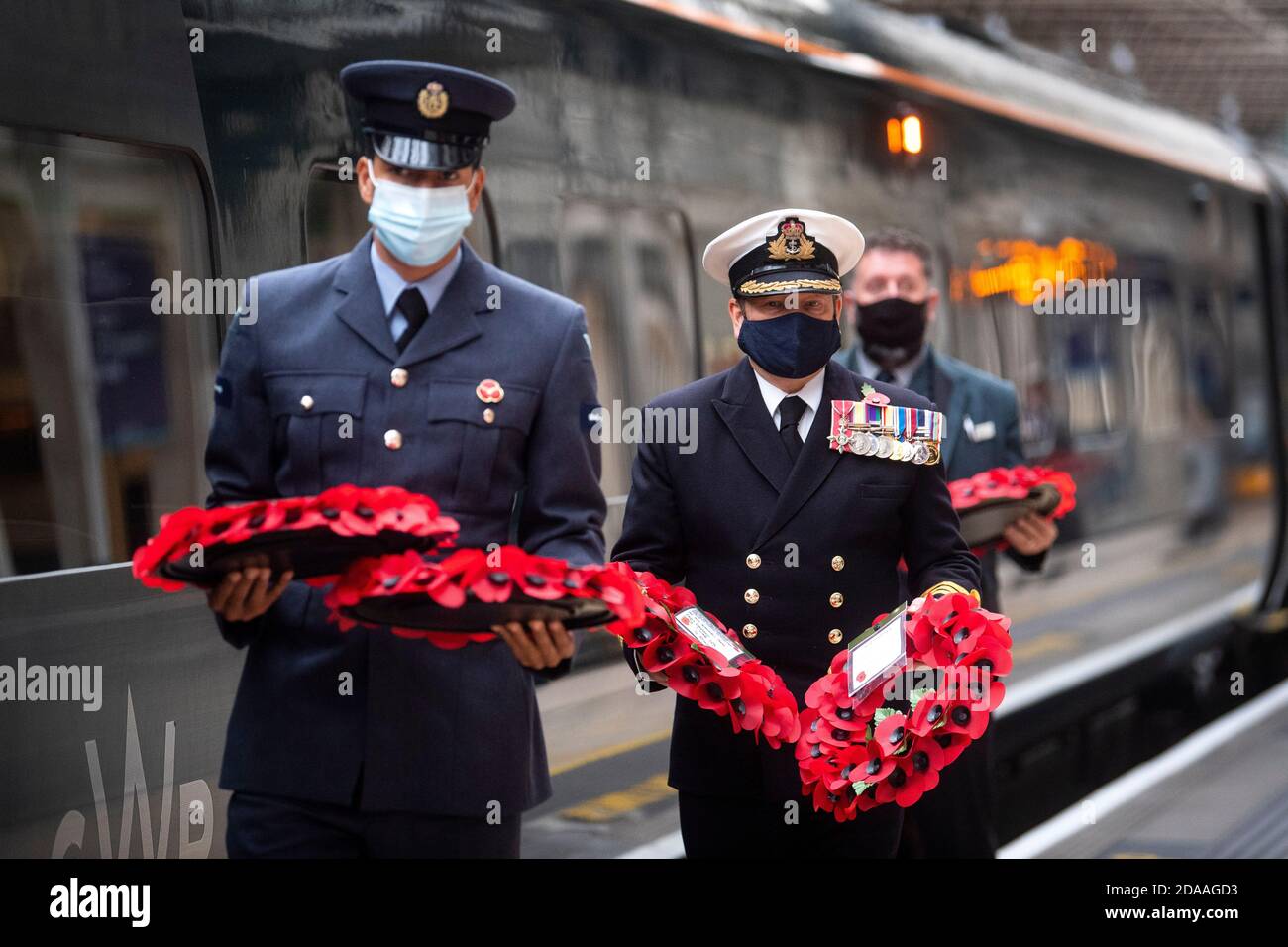 Le personnel militaire transporte des couronnes de pavot à la gare de Paddington à Londres, pour « Poppies to Paddington » qui transporte des couronnes commémoratives de tout le Royaume-Uni sur les lignes de train du Great Western Railway jusqu'à Londres Paddington. Des couronnes sont déposées autour du mémorial de guerre de la station pour les deux minutes de silence afin de se souvenir des morts de guerre le jour de l'armistice. Banque D'Images