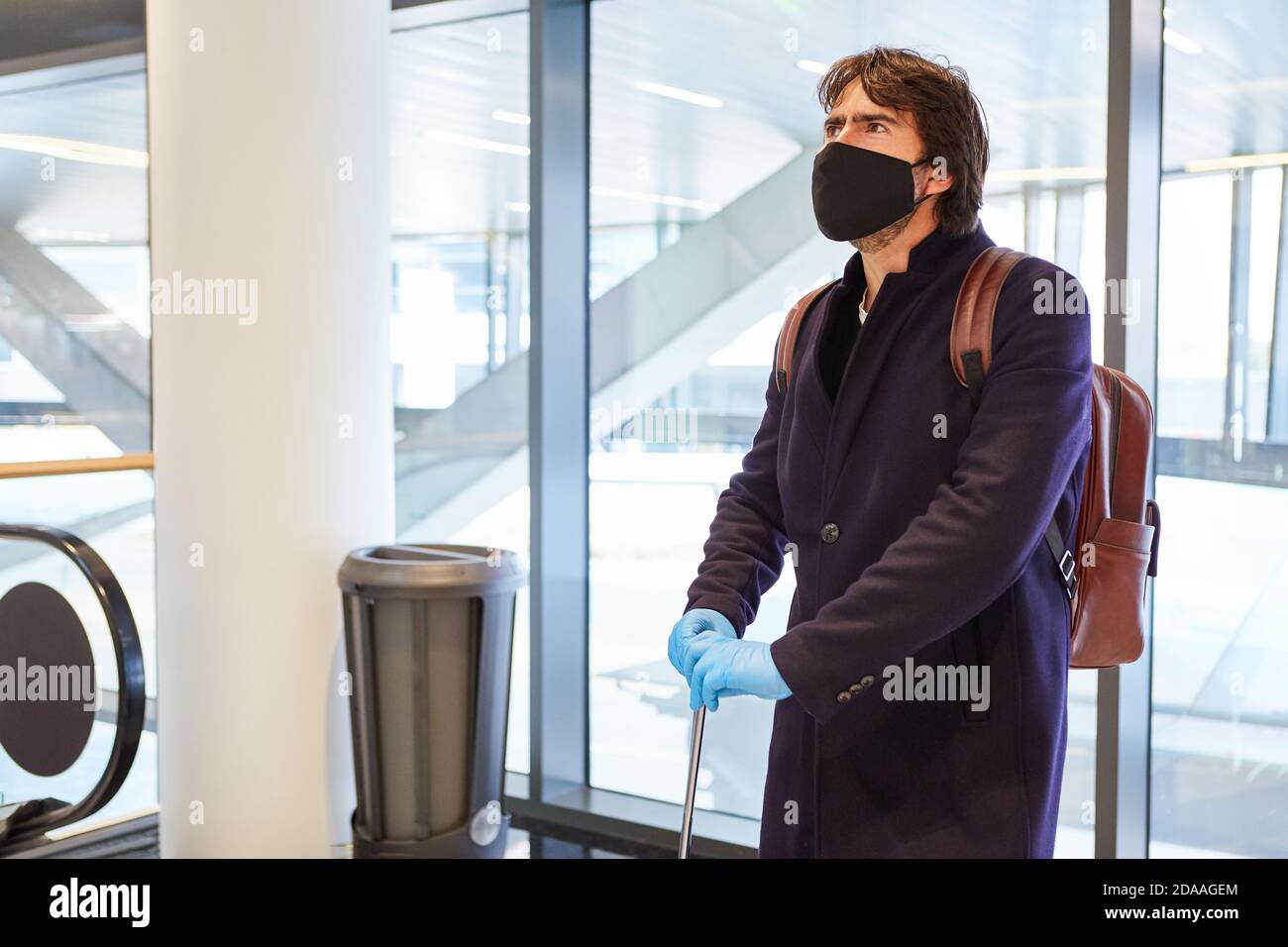 Voyageur d'affaires avec masque facial à l'aéroport pendant le Pandémie Covid-19 Banque D'Images