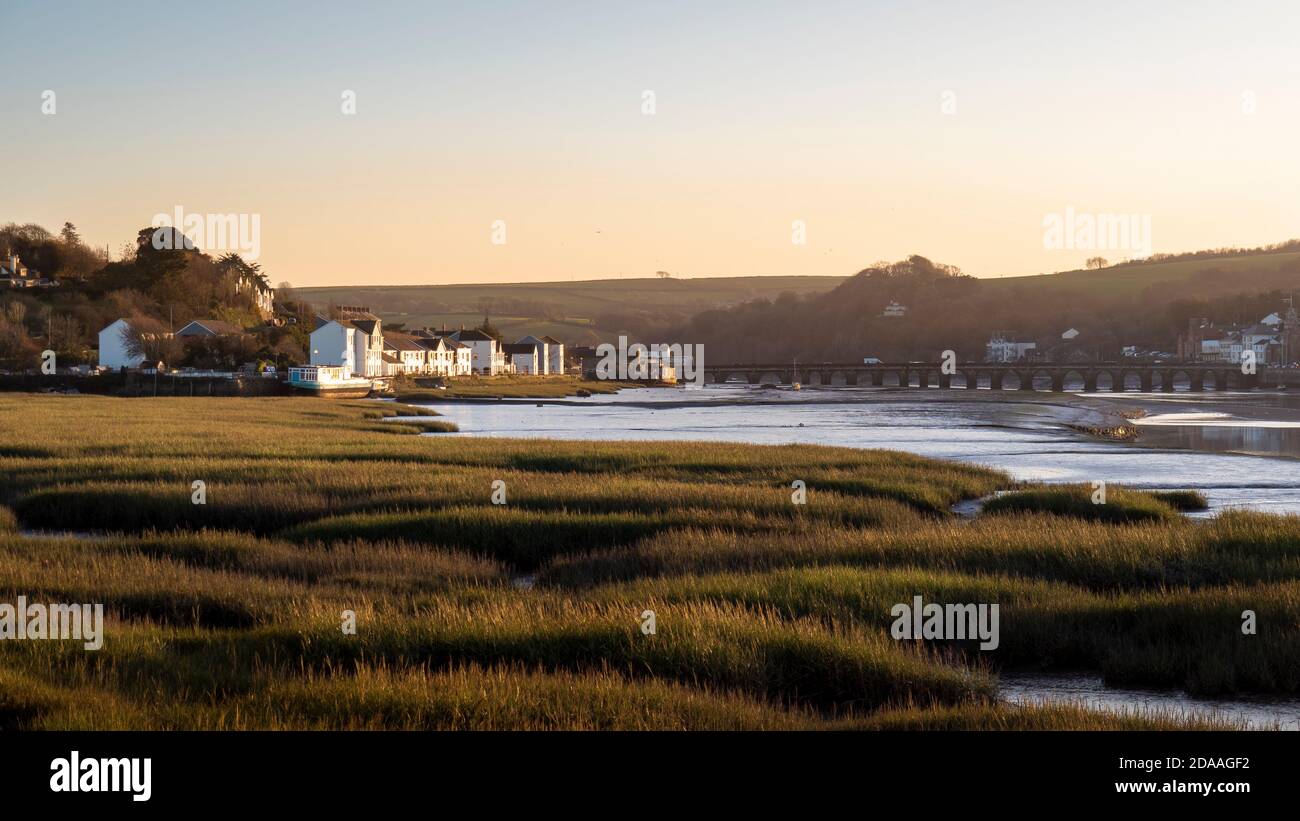 Lumière douce du soleil en soirée sur l'estuaire de Torridge en direction de Bideford. Banque D'Images