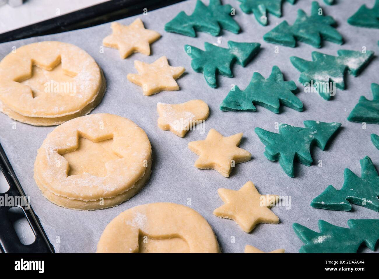 Petits gâteaux de Noël faits maison avant de cuire sur une plaque de cuisson, gros plan. Orientation horizontale Banque D'Images