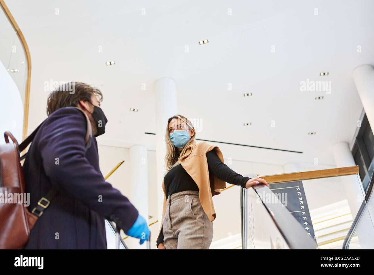Les gens d'affaires en voyage d'affaires avec masques faciaux au aéroport pendant la pandémie Covid-19 Banque D'Images