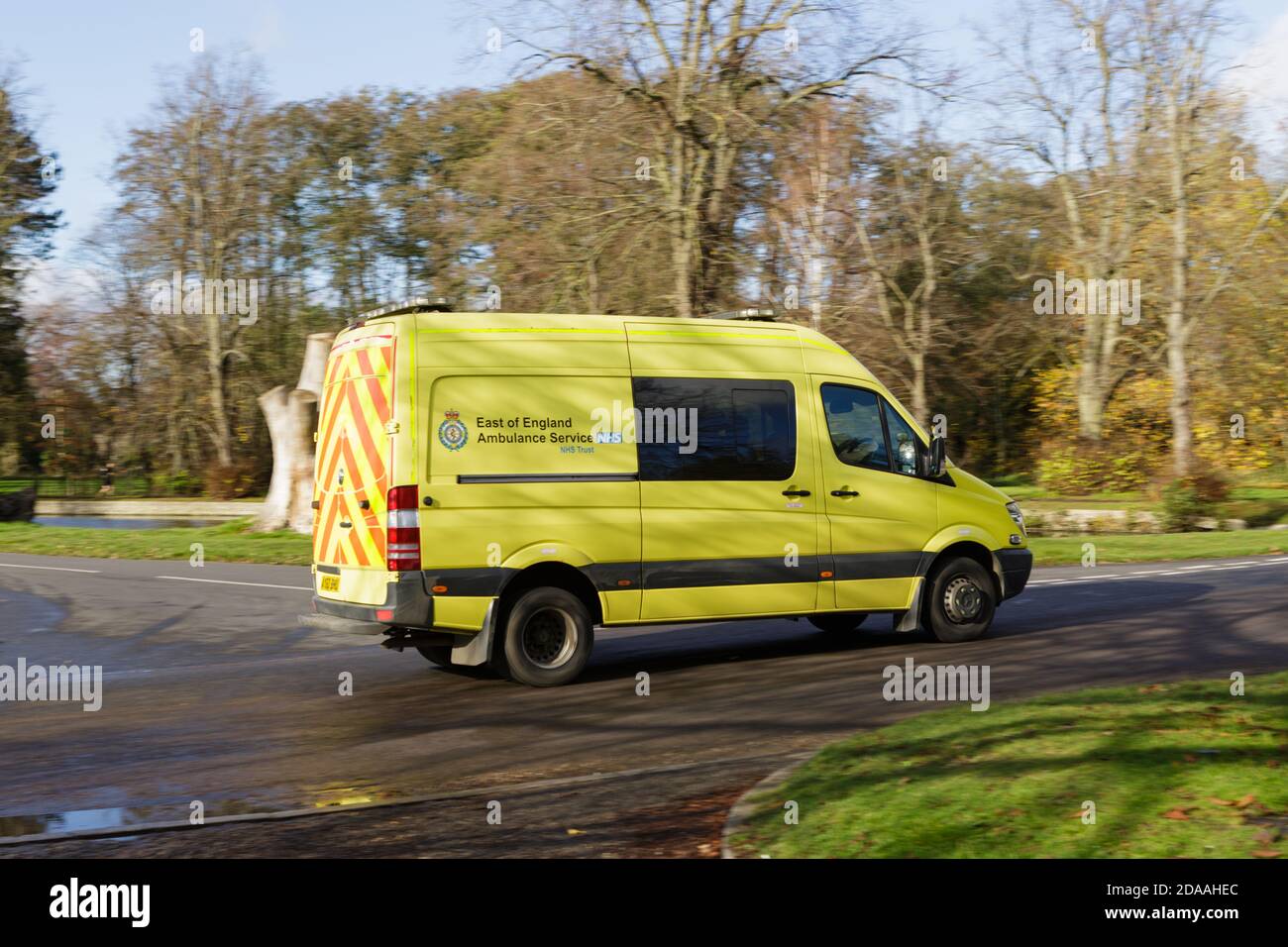 Est de l'Angleterre Service NHS Trust ambulance conduite à l'appel d'urgence. Sans tranchant Banque D'Images