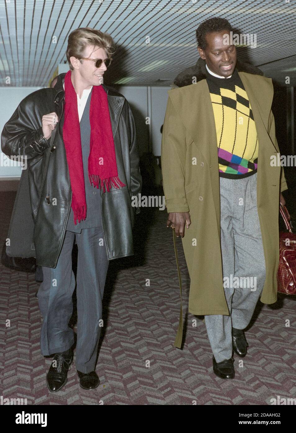 L'auteur-compositeur David Bowie avec Luther Vandross à Londres Heathrow Aéroport Mars 1990 Banque D'Images