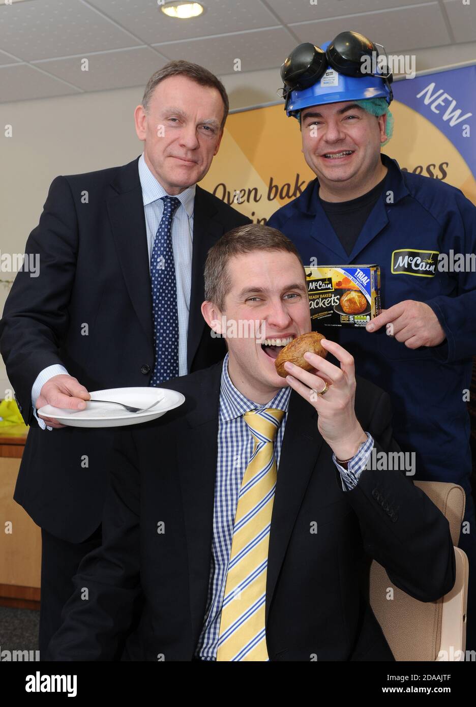 Gavin Williamson MP avec pommes de terre cuites au four chez McCains Banque D'Images