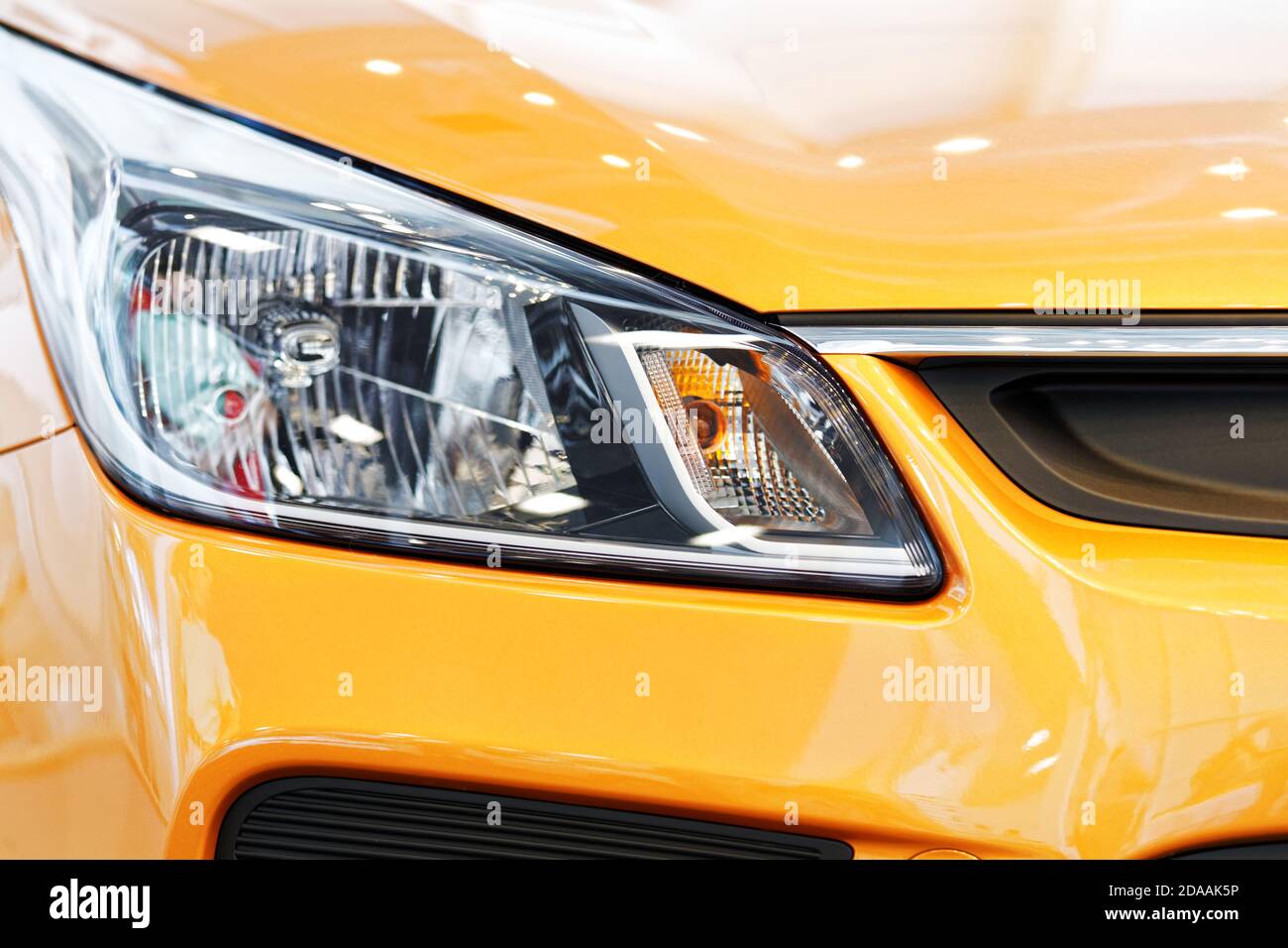 Gros plan des phares de la voiture orange. Mise au point peu profonde. Banque D'Images