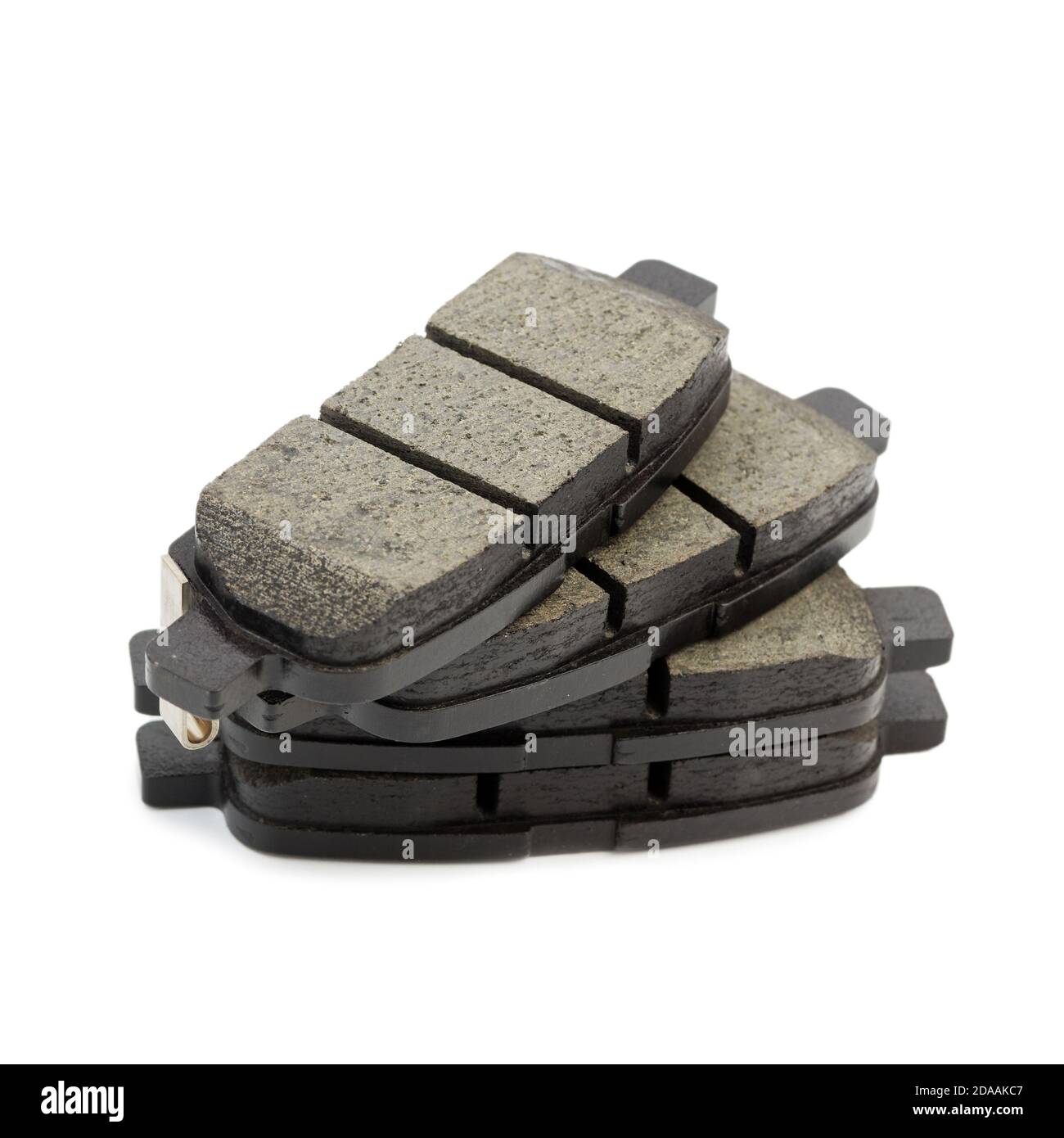 Jeu de nouvelles plaquettes de frein pour voiture isolées sur fond blanc. Mise au point peu profonde. Banque D'Images