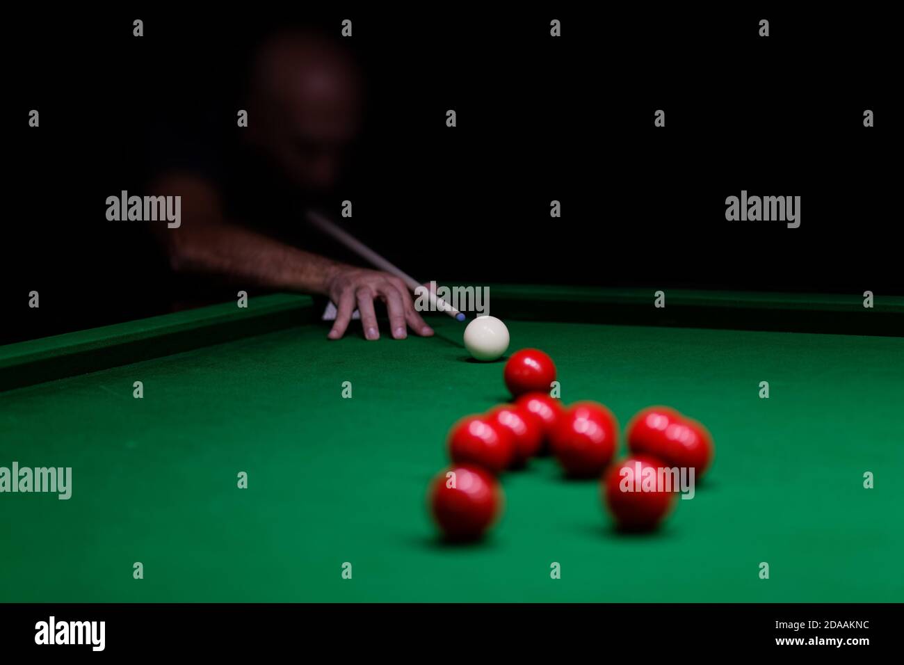 Homme essayant de frapper la balle dans le snooker. Mise au point peu profonde. CopySpace. Banque D'Images