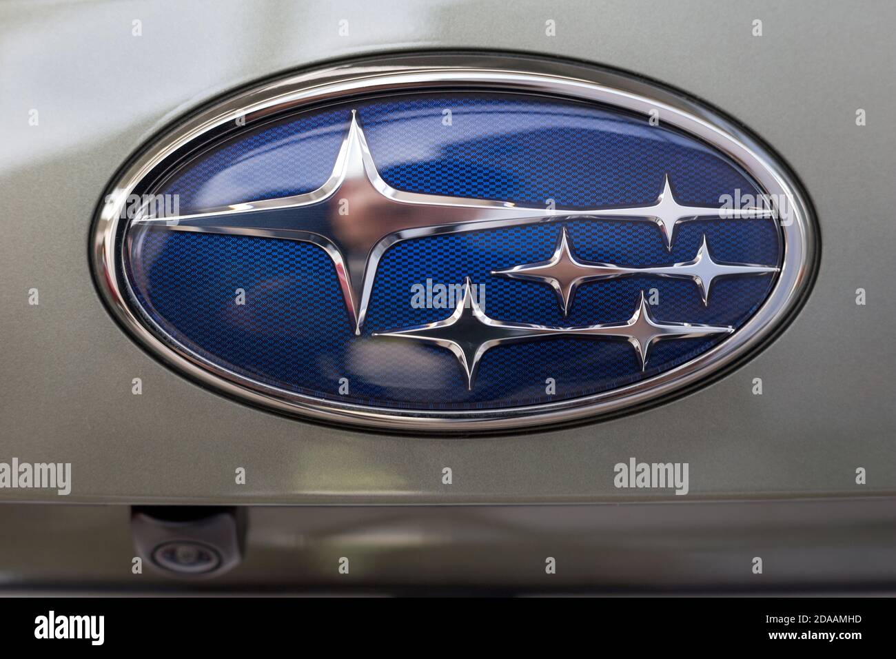 Russie, Izhevsk - 13 août 2020 : logo de la voiture Subaru exposé dans la salle d'exposition du concessionnaire. Célèbre marque mondiale. Banque D'Images