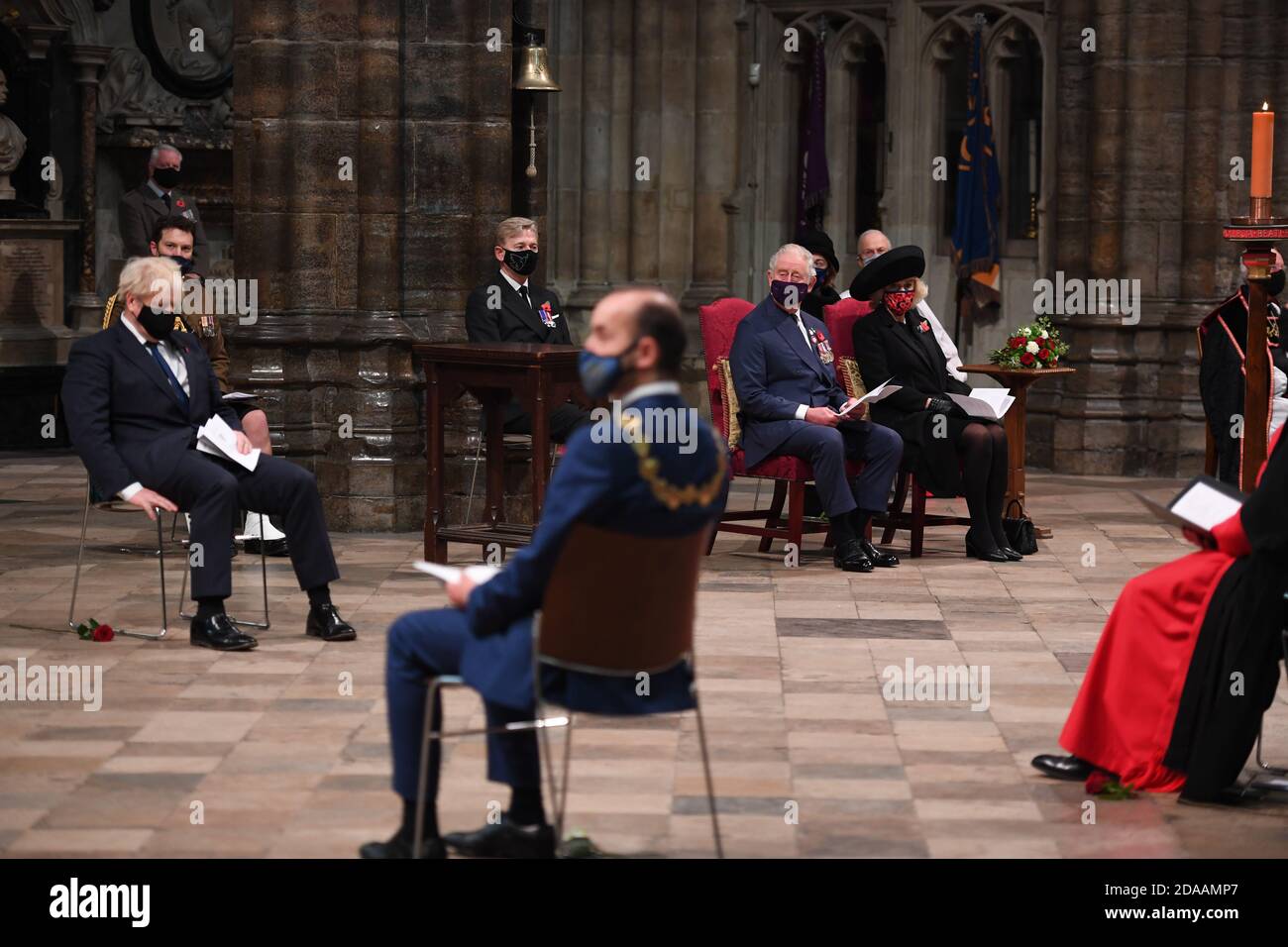 Le Premier ministre Boris Johnson (à gauche) à l'abbaye de Westminster à Londres, lors d'un service pour marquer le jour de l'armistice et le centenaire de l'enterrement du guerrier inconnu. Banque D'Images