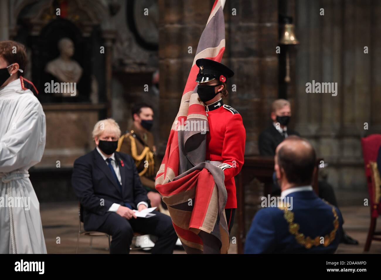 Porte-drapeau à l'abbaye de Westminster à Londres, lors d'un service pour marquer le jour de l'armistice et le centenaire de l'enterrement du guerrier inconnu. Banque D'Images