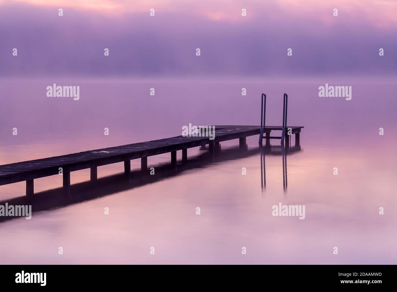 Géographie / Voyage, Allemagne, Bavière, Seeshaupt, passerelle dans le ciel rouge au lac de Starnberg, Watersid, Additional-Rights-Clearance-Info-not-available Banque D'Images