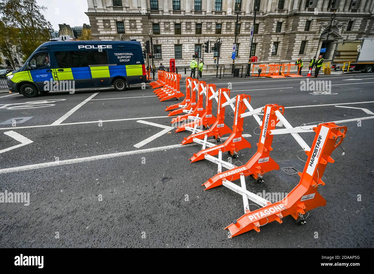 Londres, Royaume-Uni. 11 novembre 2020. Bloc de route temporaire Hardstaff dans le cadre de la sécurité - UN petit service et 2 minutes de silence au Cenotaph. C'est le jour du souvenir et en raison du deuxième programme de verrouillage du coronavirus, les services de commémoration sont grandement réduits. Crédit : Guy Bell/Alay Live News Banque D'Images