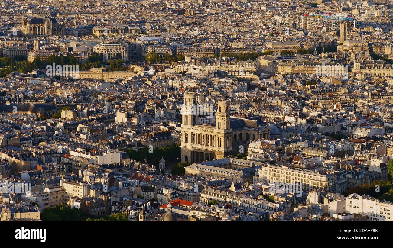 Vue panoramique aérienne du centre historique de Paris, France avec la célèbre cathédrale Saint-Sulpice (église catholique romaine) et le Centre Pompidou. Banque D'Images