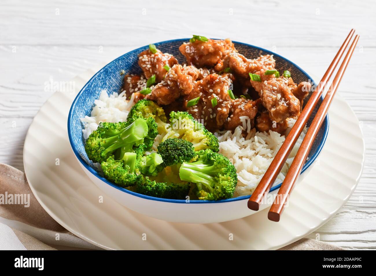 Poulet du général TSO en-cas chinois croustillants dans un bol avec du riz et des bouquets de brocoli vapeur, vue horizontale depuis le dessus Banque D'Images