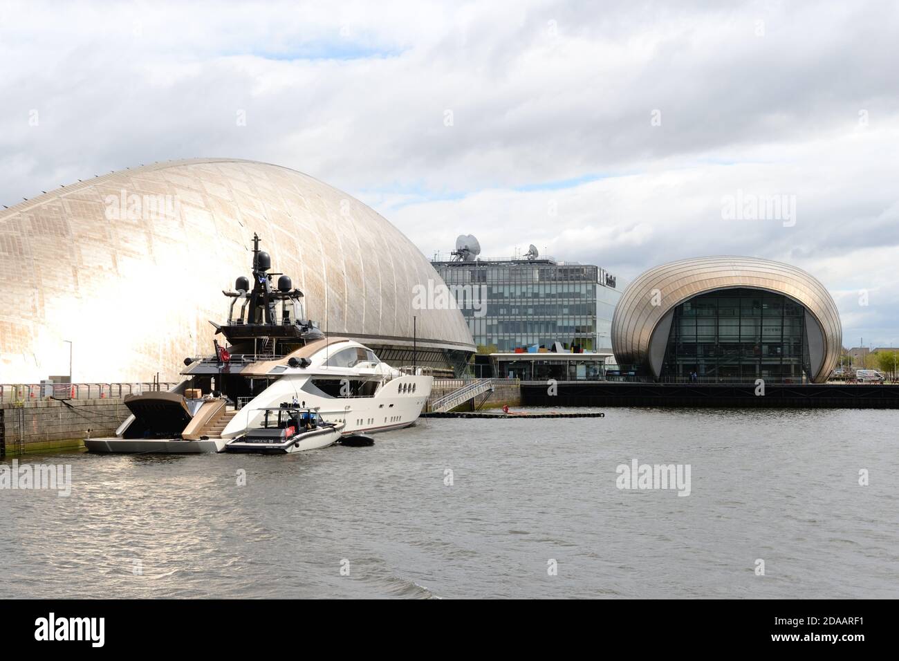 Le Super yacht Lady M a amarré à Cessnock Quay, le long du centre scientifique de Glasgow et du cinéma IMAX Cineworld, North Quay, Glasgow, Écosse, Royaume-Uni,Europe Banque D'Images