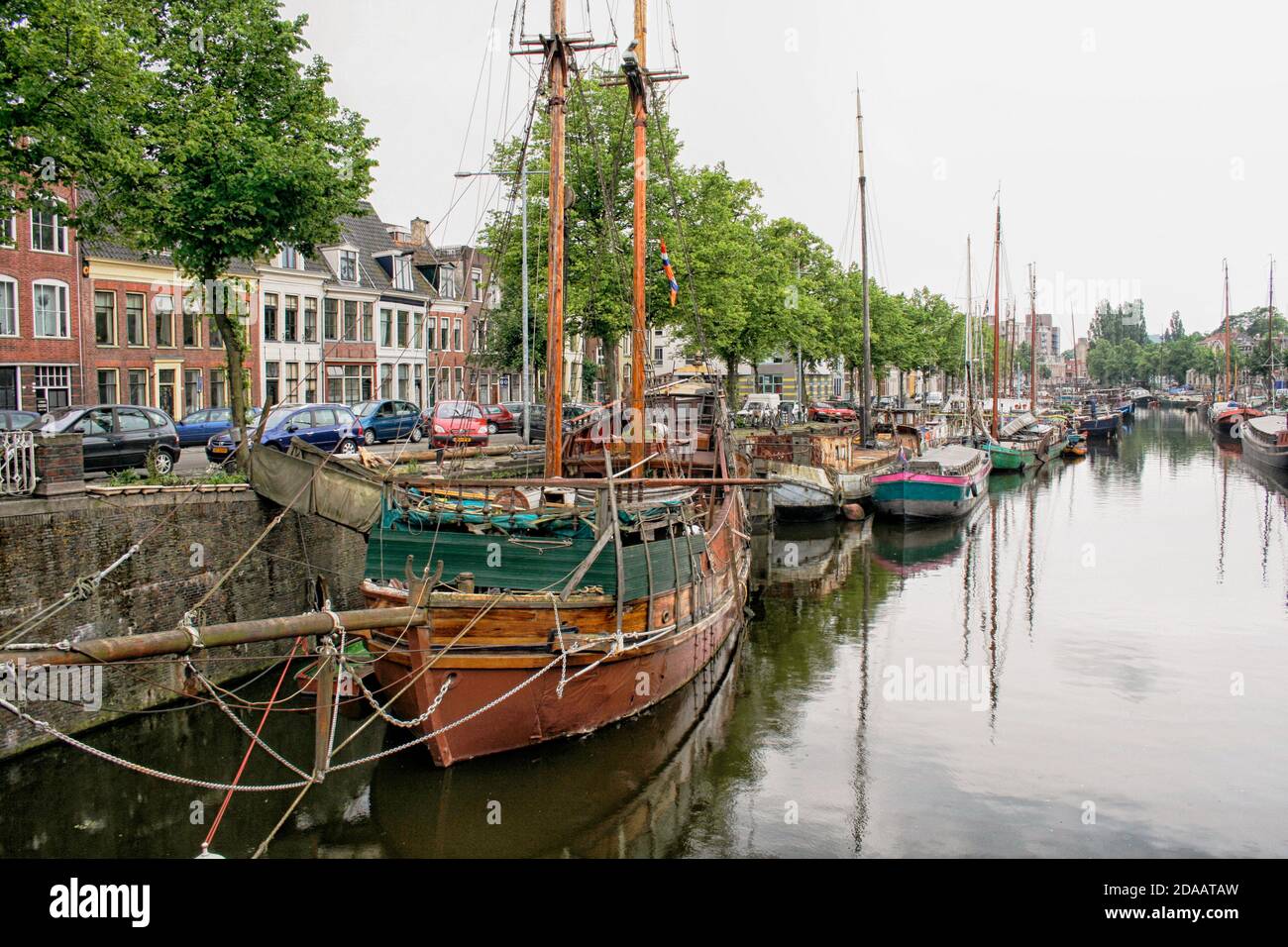 Des entrepôts et d'anciens voiliers amarrés le long du canal de Noorderhaven (port du Nord) à Groningen, aux pays-Bas. Banque D'Images